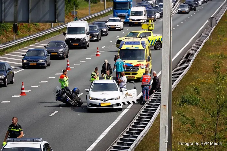 Motorrijder achterop auto gebotst op de A1