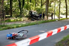 Automobilist schrikt van fietsster en botst tegen boom, beide personen gewond