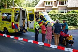 Automobilist schrikt van fietsster en botst tegen boom, beide personen gewond