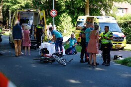 Automobilist schrikt van fietsster en botst tegen boom, beide personen gewond