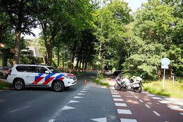 Automobilist schrikt van fietsster en botst tegen boom, beide personen gewond