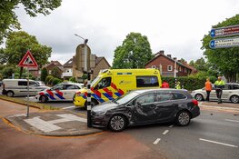 Flinke schade na botsing op kruising in Huizen