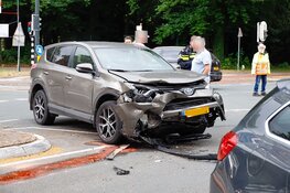 Flinke schade na botsing op kruising in Huizen