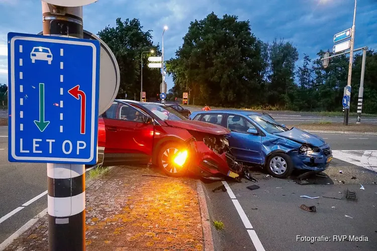 Botsing tussen twee auto’s op kruispunt, Voertuigen zwaar beschadigd