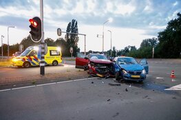 Botsing tussen twee auto’s op kruispunt, Voertuigen zwaar beschadigd