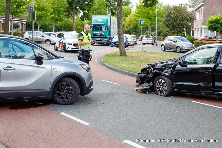 Frontale botsing tussen twee auto’s op de Delta in Huizen