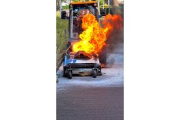 Onkruidbrander machine in brand in Laren