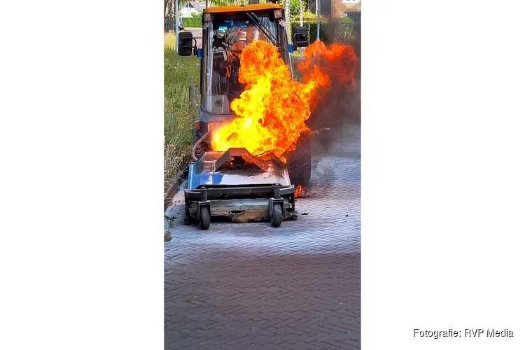 Onkruidbrander machine in brand in Laren