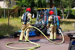 Onkruidbrander machine in brand in Laren