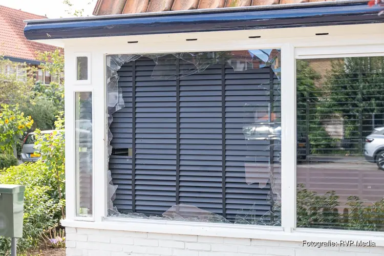Raam gesprongen na explosie bij woning Hilversum