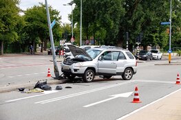 Automobilist botst tegen stoplicht en lantaarnpaal