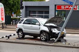 Automobilist botst tegen stoplicht en lantaarnpaal