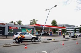 Automobilist botst tegen stoplicht en lantaarnpaal
