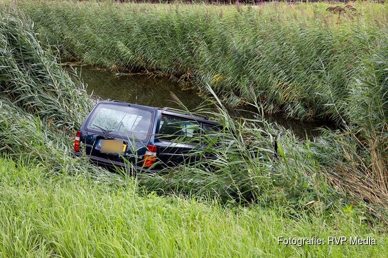 Auto belandt in sloot na aanrijding in Muiden
