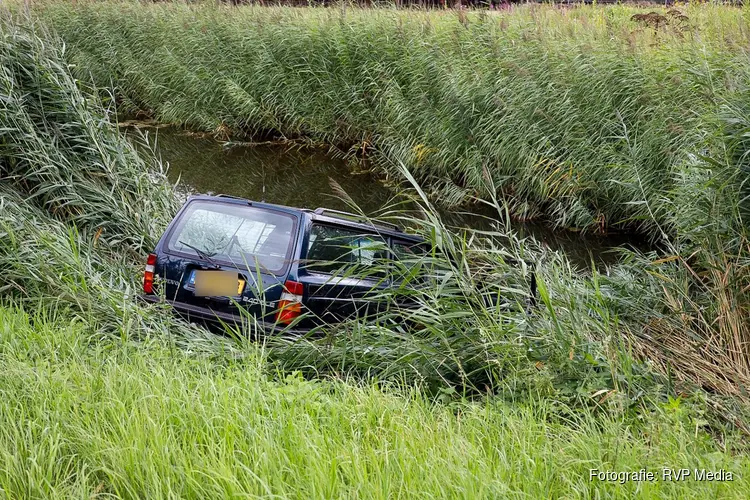 Auto belandt in sloot na aanrijding in Muiden
