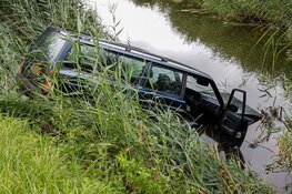 Auto belandt in sloot na aanrijding in Muiden