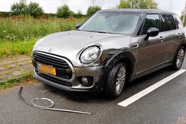 Auto belandt in sloot na aanrijding in Muiden
