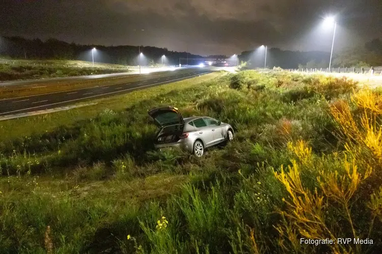 Auto vliegt uit de bocht op afrit A27
