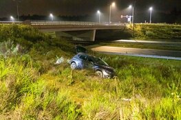 Auto vliegt uit de bocht op afrit A27