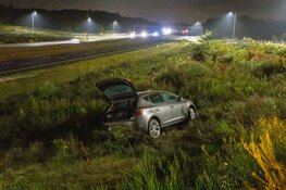 Auto vliegt uit de bocht op afrit A27