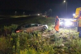 Auto vliegt uit de bocht op afrit A27