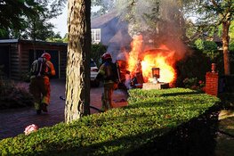 Brandweerman gewond bij autobrand in Huizen