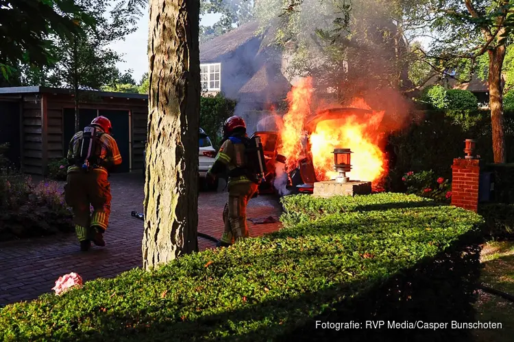 Brandweerman gewond bij autobrand in Huizen