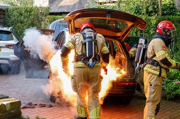 Brandweerman gewond bij autobrand in Huizen