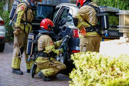 Brandweerman gewond bij autobrand in Huizen