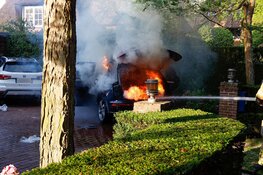 Brandweerman gewond bij autobrand in Huizen