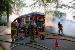 Brandweerman gewond bij autobrand in Huizen