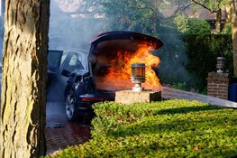 Brandweerman gewond bij autobrand in Huizen