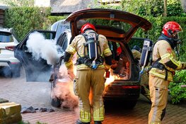 Brandweerman gewond bij autobrand in Huizen