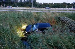 Automobiliste onder invloed raakt van de weg bij Muiderberg