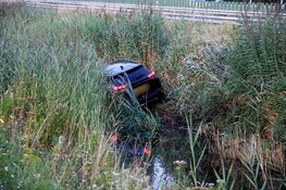 Automobiliste onder invloed raakt van de weg bij Muiderberg