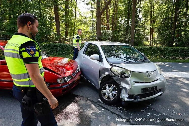 Botsing tussen twee auto’s in Blaricum: één persoon naar ziekenhuis
