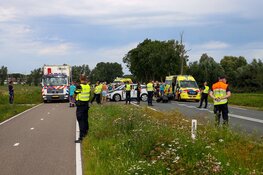 Ernstig ongeluk tussen auto en motorrijder in Weesp, weg afgesloten