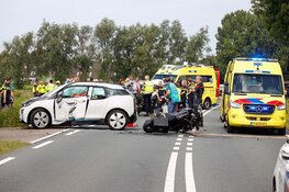 Ernstig ongeluk tussen auto en motorrijder in Weesp, weg afgesloten