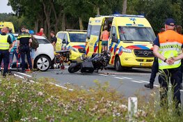 Ernstig ongeluk tussen auto en motorrijder in Weesp, weg afgesloten