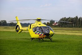 Ernstig ongeluk tussen auto en motorrijder in Weesp, weg afgesloten