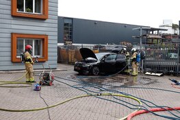 Brandweer gebruikt cobracutter om brand in elektrische auto te blussen