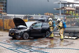 Brandweer gebruikt cobracutter om brand in elektrische auto te blussen