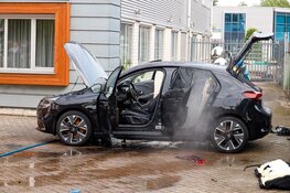 Brandweer gebruikt cobracutter om brand in elektrische auto te blussen