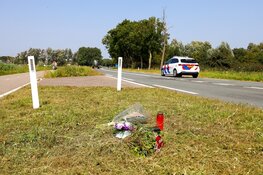 Bloemen en vlaggen halfstok voor overleden motoragent