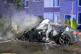 Peperdure Audi uitgebrand op parkeerplaats in Huizen
