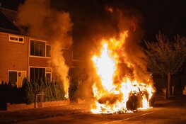 Peperdure Audi uitgebrand op parkeerplaats in Huizen