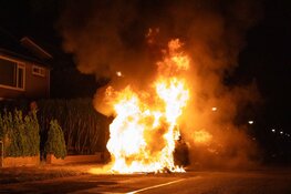Peperdure Audi uitgebrand op parkeerplaats in Huizen