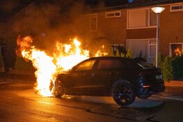 Peperdure Audi uitgebrand op parkeerplaats in Huizen
