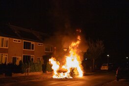 Peperdure Audi uitgebrand op parkeerplaats in Huizen
