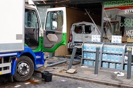 Bizar ongeluk in Muiden: vrachtwagen duwt twee busjes tankstation in